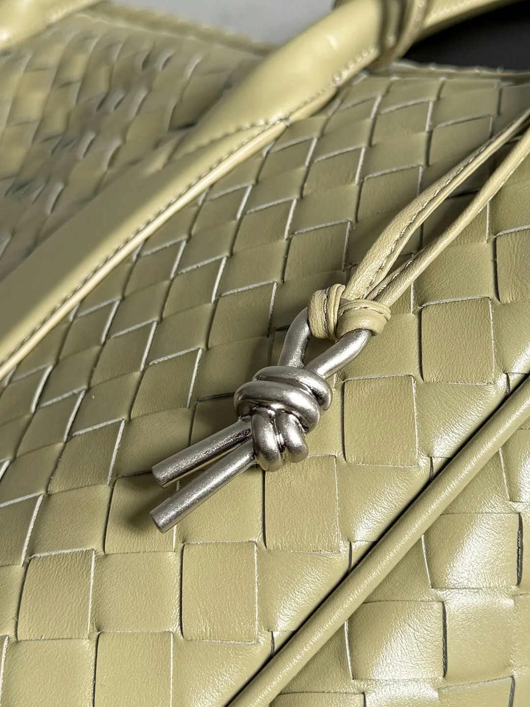 Batch 3960 Let's go on a trip✈️BOTTEGA VENETA travel bag is no heavier than a suitcase. The capacity and lightness of this travel bag are really suitable for short trips. The soft cow leather reduces the burden on the hands and the capacity is very nice. Style number: 765620 Size: 50*41*15cm